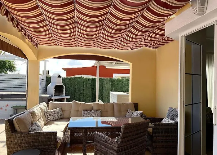 Comfortable Family House With Pool And Jacuzzi