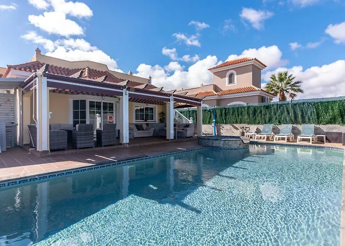 Comfortable Family House With Pool And Jacuzzi