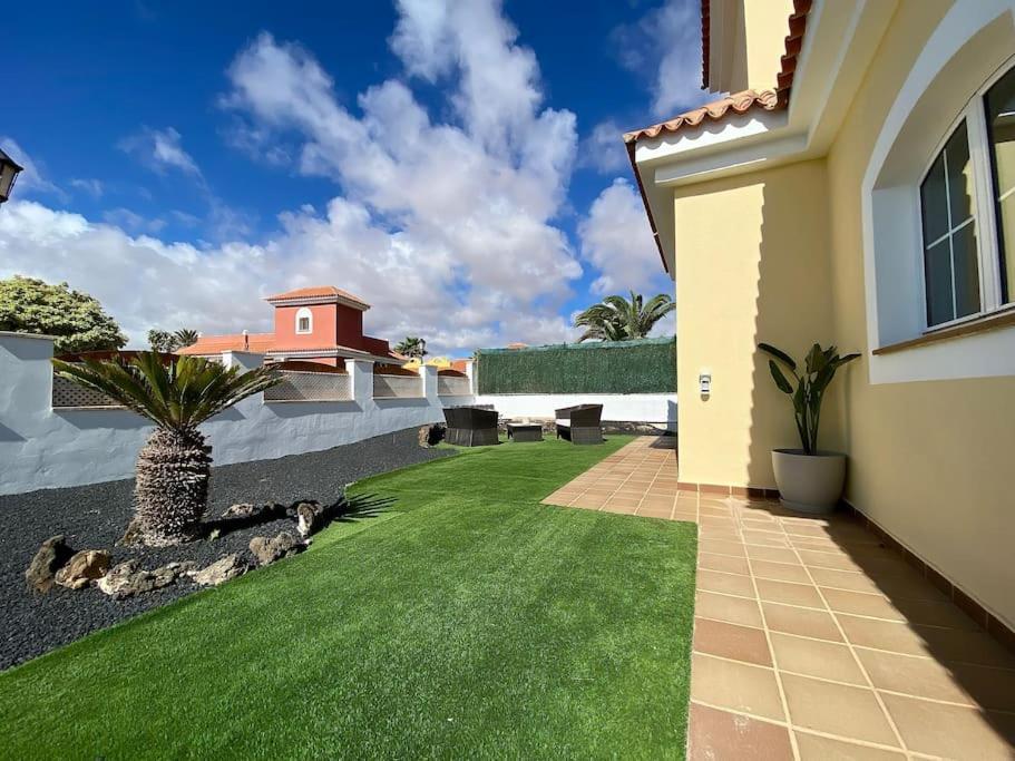 Comfortable Family House With Pool And Jacuzzi Villa *