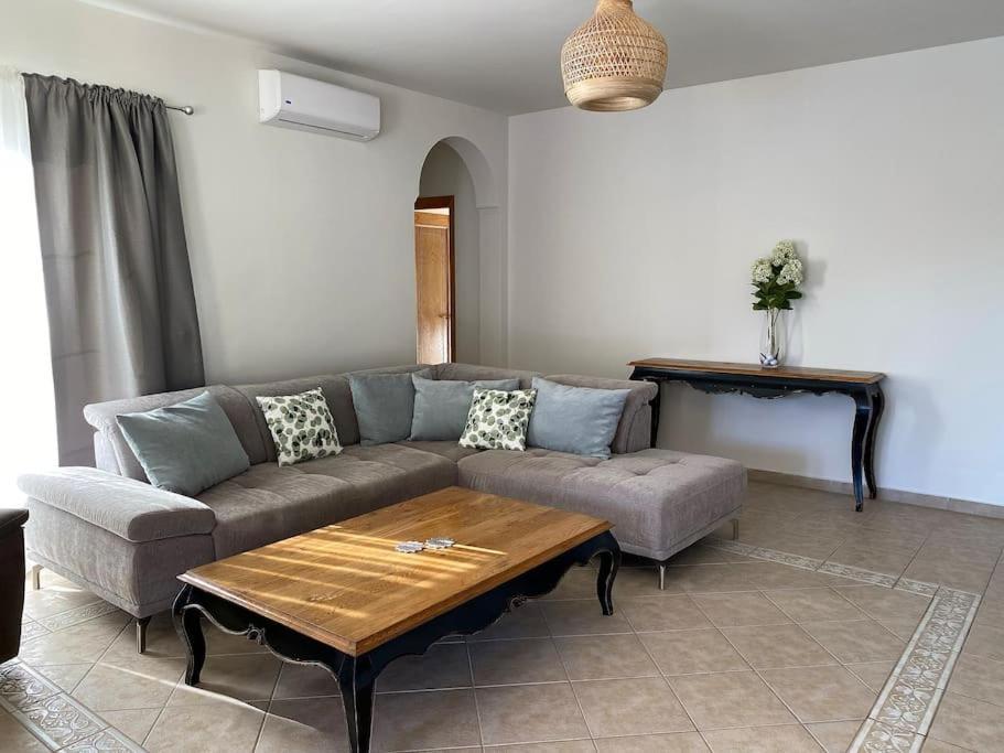 Comfortable Family House With Pool And Jacuzzi *