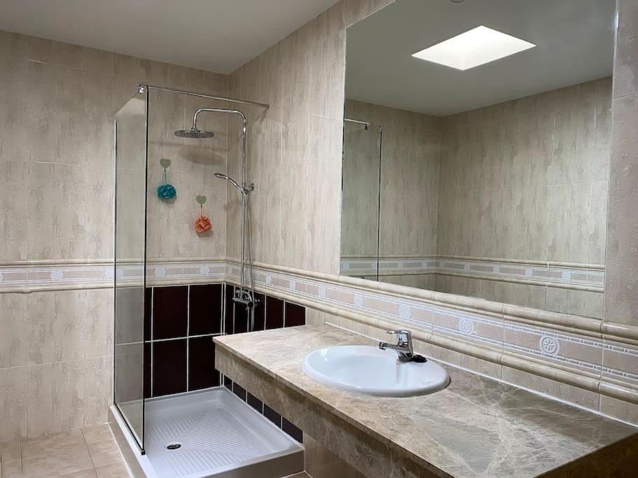Comfortable Family House With Pool And Jacuzzi Villa *