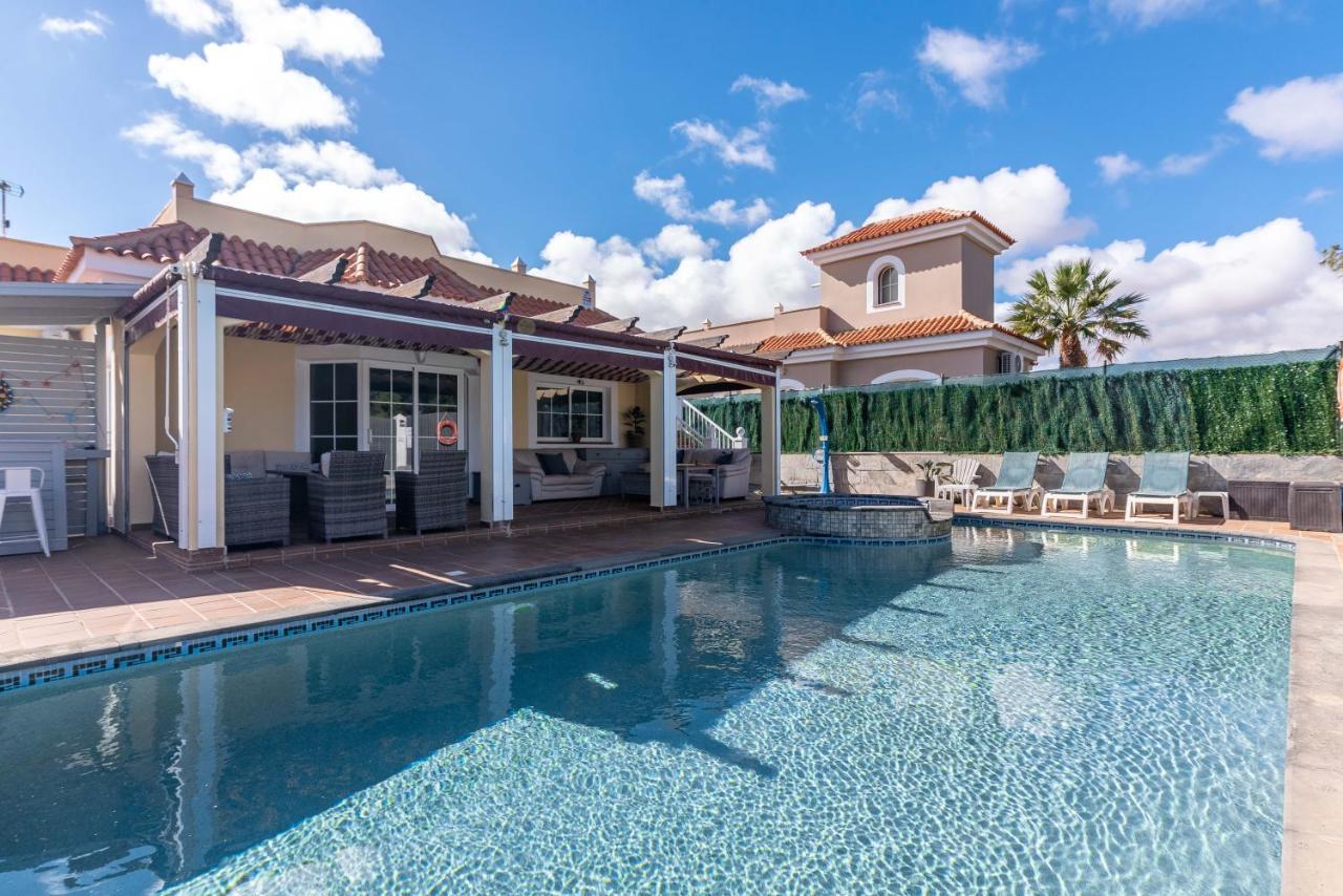 Comfortable Family House With Pool And Jacuzzi Villa
