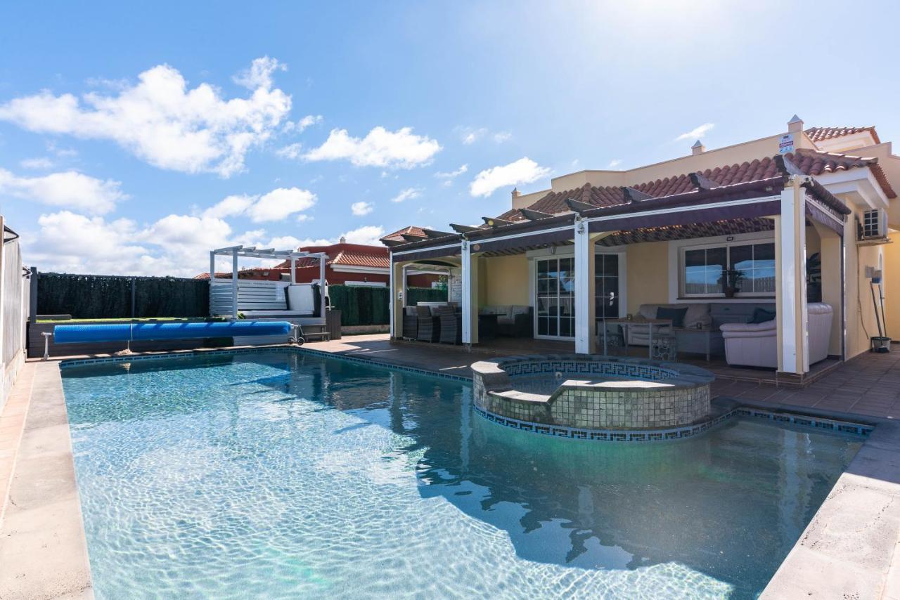 Comfortable Family House With Pool And Jacuzzi Villa